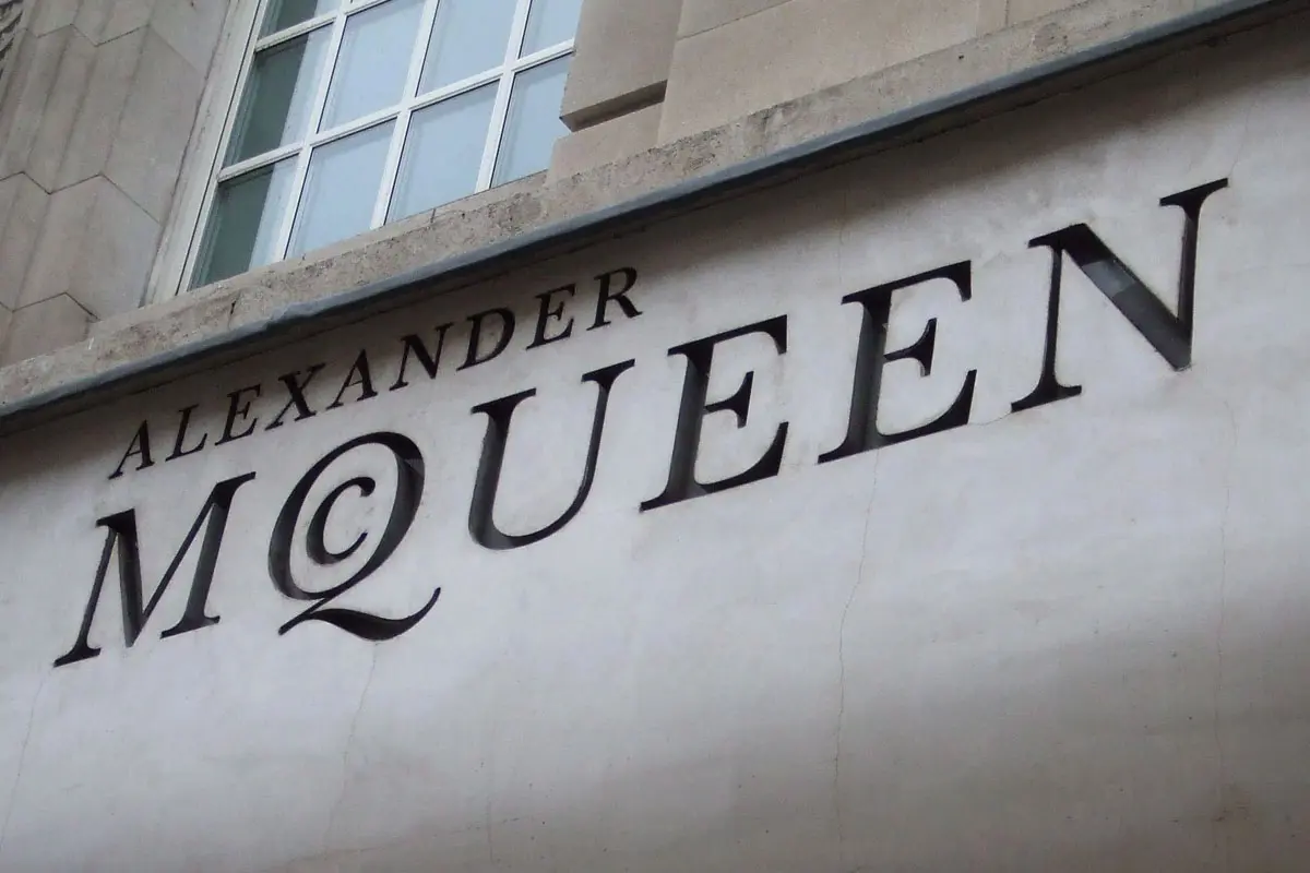 ALEXANDER MCQUEEN亚历山大麦昆品牌LOGO设计案例-服装行业标志设计方案