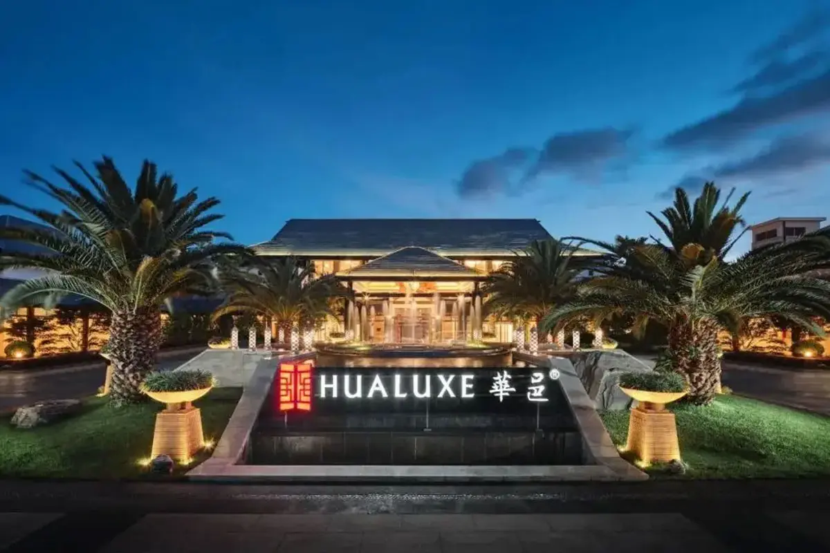 华邑酒店及度假村大门口