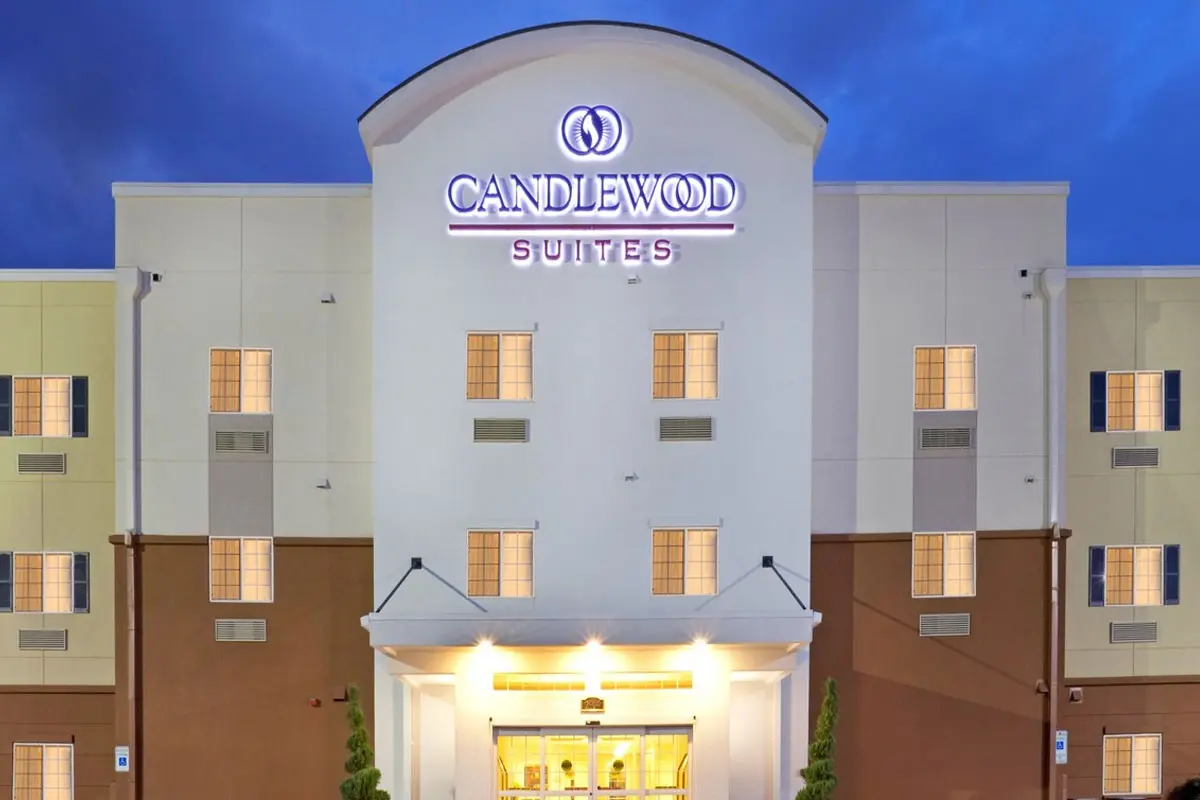 Candlewood Suites酒店大门口