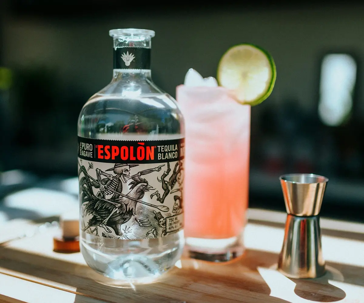 公鸡插画的龙舌兰酒-骷髅插图logo设计